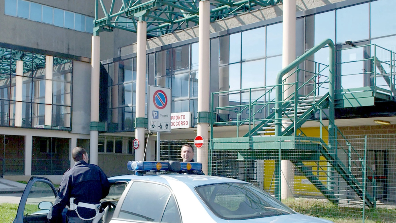 Polizia davanti all'ospedale Bassini (Spf)