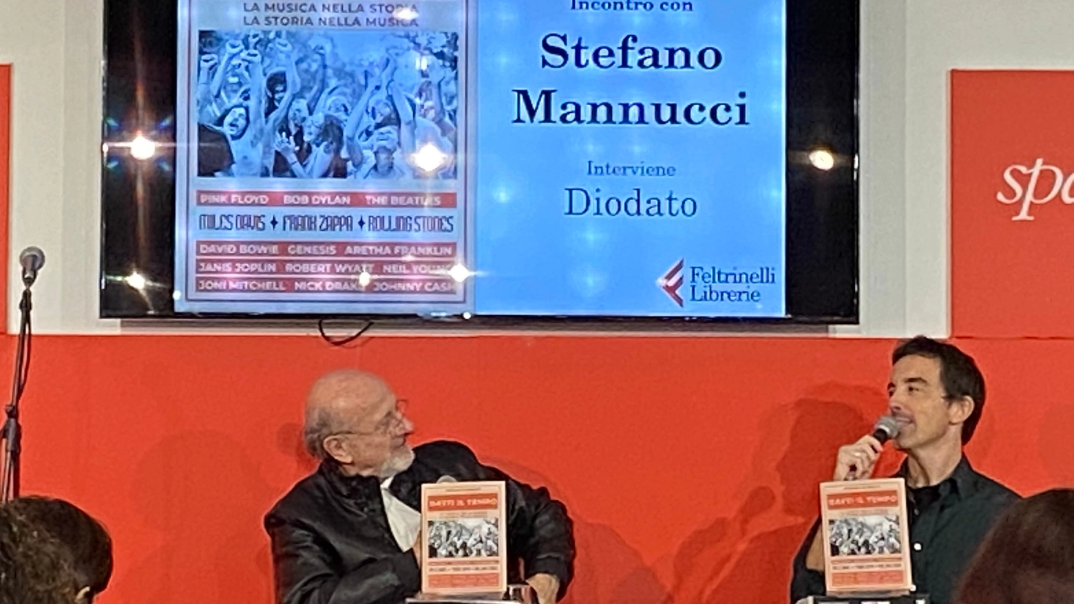 Show del cantautore alla Feltrinelli in piazza Duomo per la presentazione di ‘Batti il tempo’ di Stefano Mannucci