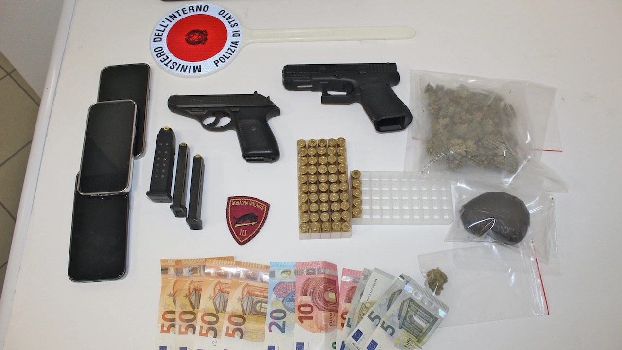 Le armi e la droga sequestrate Le armi e la droga sequestrate