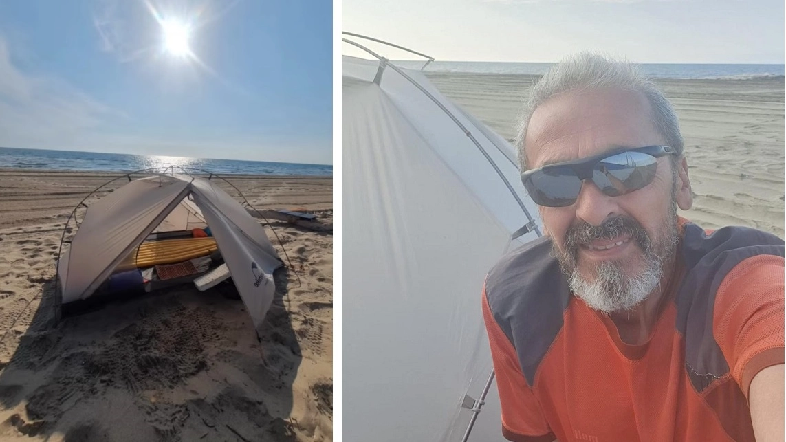 Turi Mantione e la sua tenda montata in spiaggia (foto Instagram)