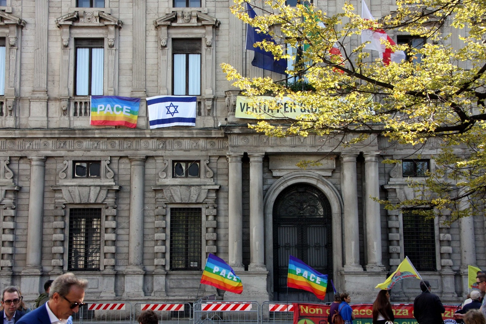 Le bandiere della pace e dello stato di Israele esposte a Palazzo Marino