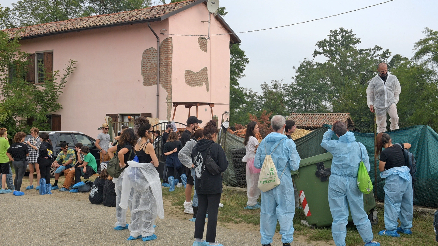 Il presidio organizzato dagli animalisti al rifugio di Sairano contro l’uccisione di esemplari ancora sani Il presidio organizzato dagli animalisti al rifugio di Sairano contro l’uccisione di esemplari ancora sani