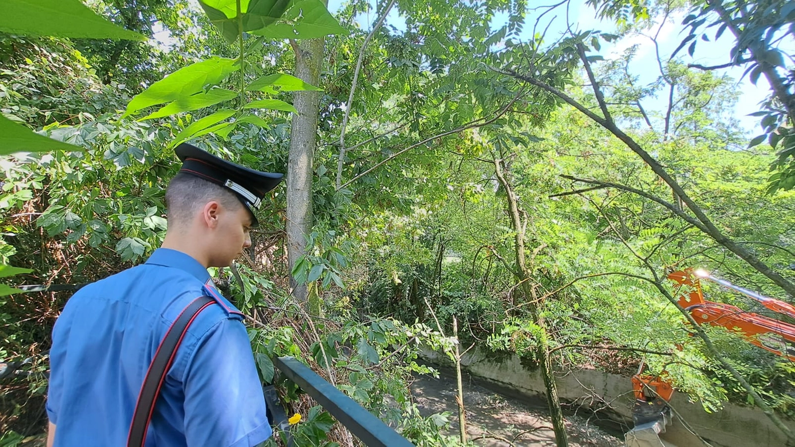 Carabinieri sul luogo in cui è stato trovato il cadavere