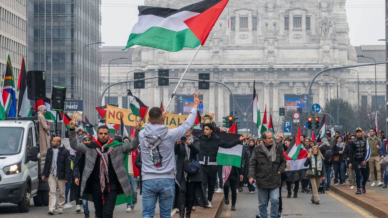 Il corteo per la Palestina in via Vittor Pisani (Foto Andrea Fasani)