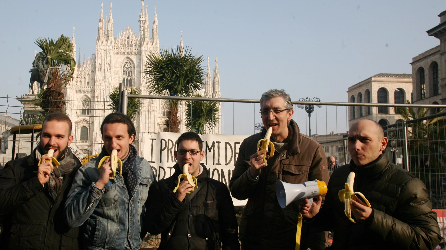 La protesta della Lega contro le palme in piazza Duomo (Newpress)