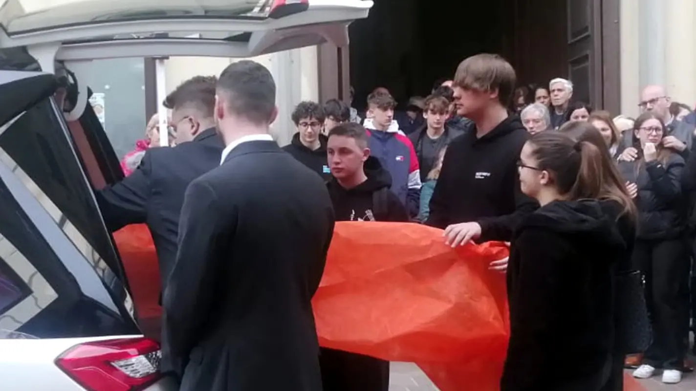Centinaia di persone si sono strette ai genitori e alla sorella del diciassettenne "Siamo qui in tanti insieme per aiutarci per questa morte ingiusta che colpisce tutti" le parole del parroco Centinaia di persone si sono strette ai genitori e alla sorella del diciassettenne "Siamo qui in tanti insieme per aiutarci per questa morte ingiusta che colpisce tutti" le parole del parroco