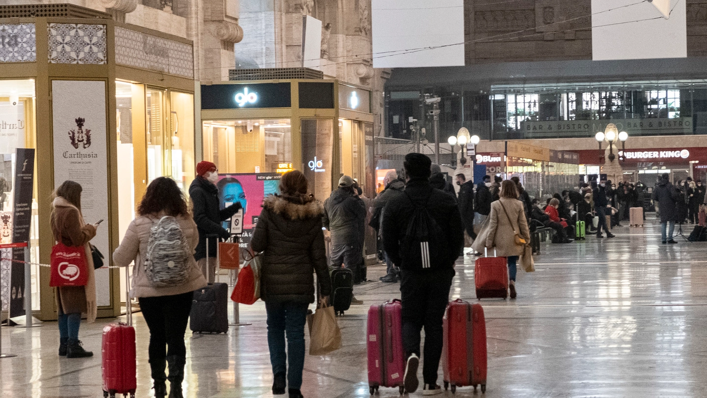 Viaggiatori alla stazione Centrale di Milano