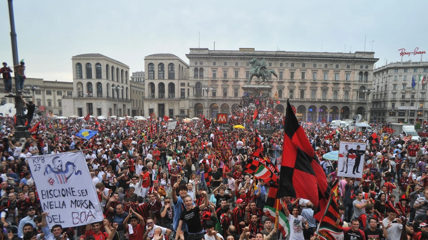 La festa dei tifosi rossoneri il 14 maggio 2011 per l’ultimo scudetto del Milan