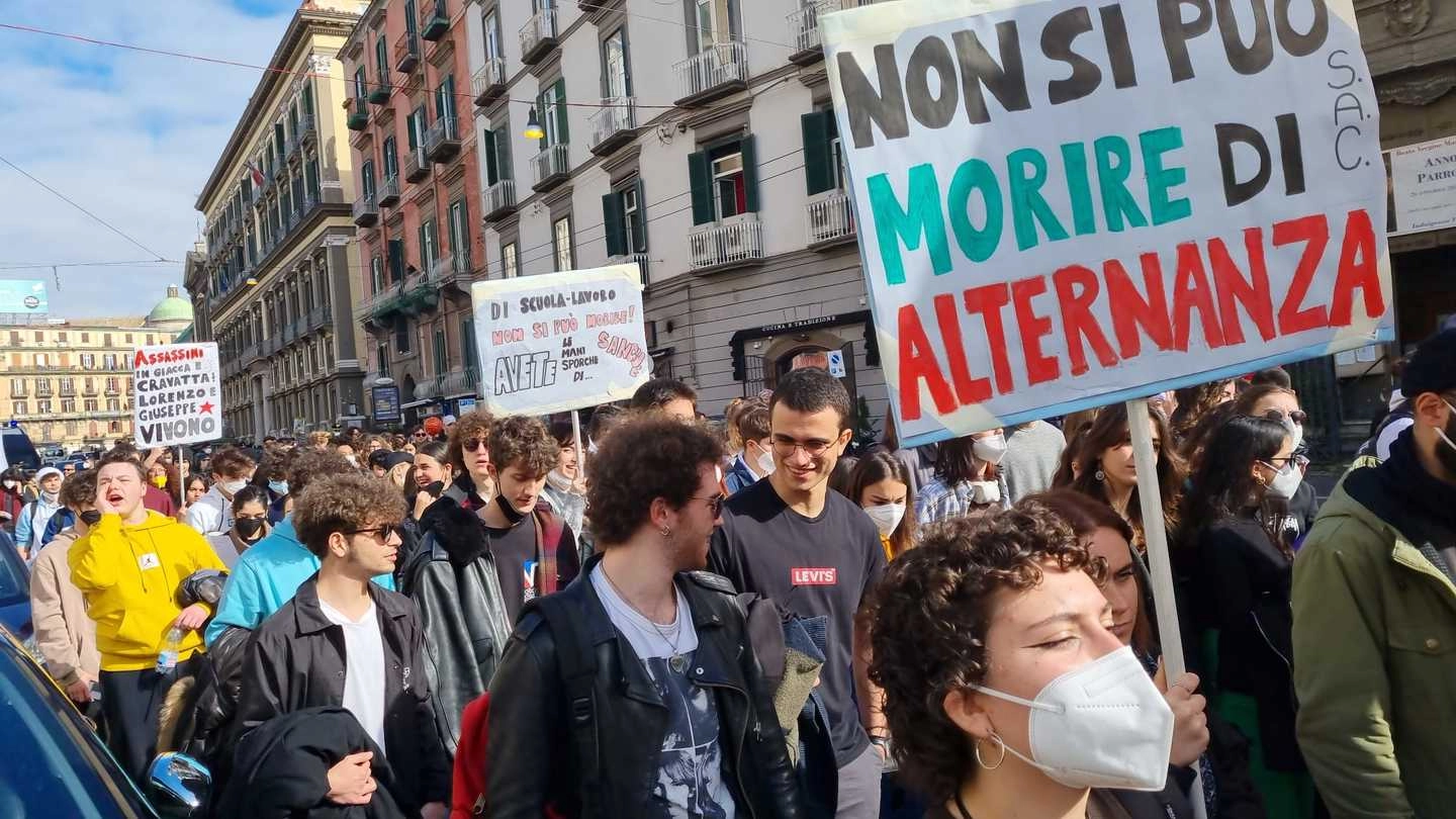 Un momento della manifestazione a Napoli