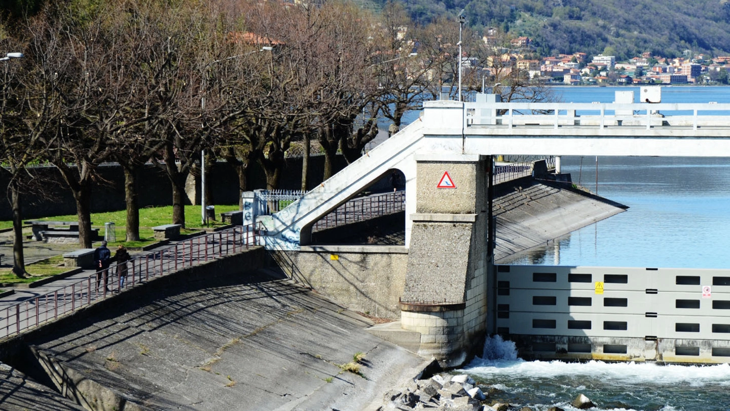 La diga di Olginate regola il deflusso del Lario e la portata dell’Adda che scorre fino al