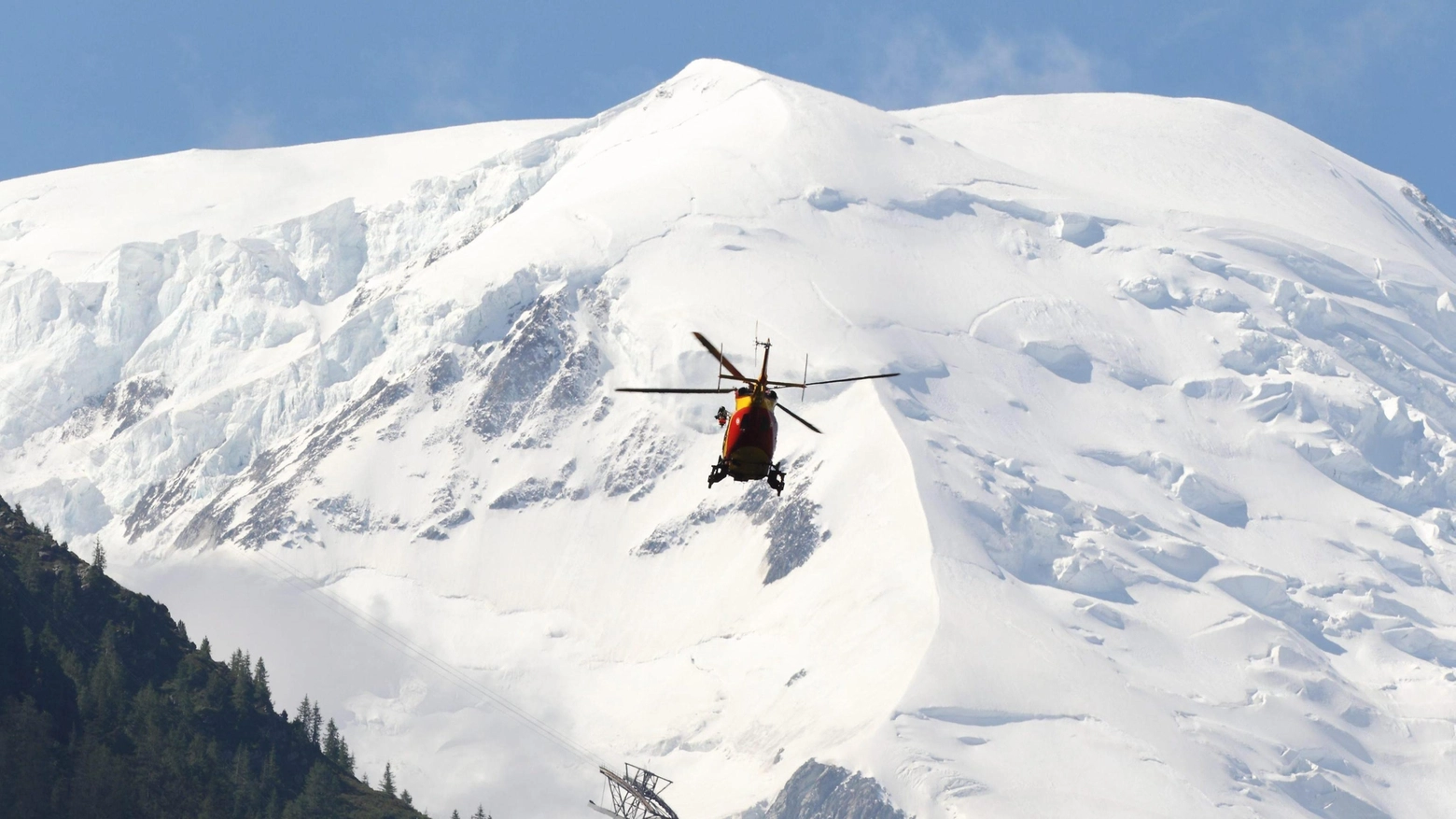 Un elicottero del soccorso alpino (Ansa)