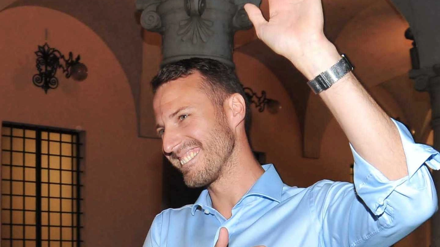 Fabio Bergamaschi, 37 anni, laureato in Giurisprudenza, festeggia la vittoria