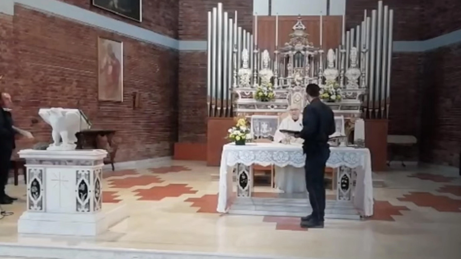 I carabinieri multano il prete per il funerale (frame da video Youtube)
