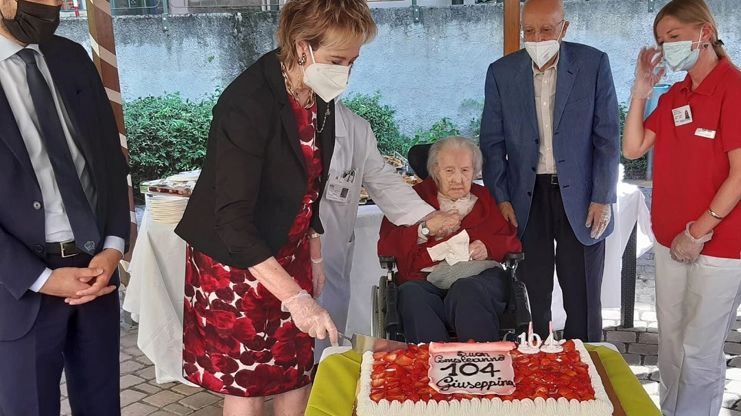 Giuseppina compie 104 anni, gli auguri di Letizia Moratti