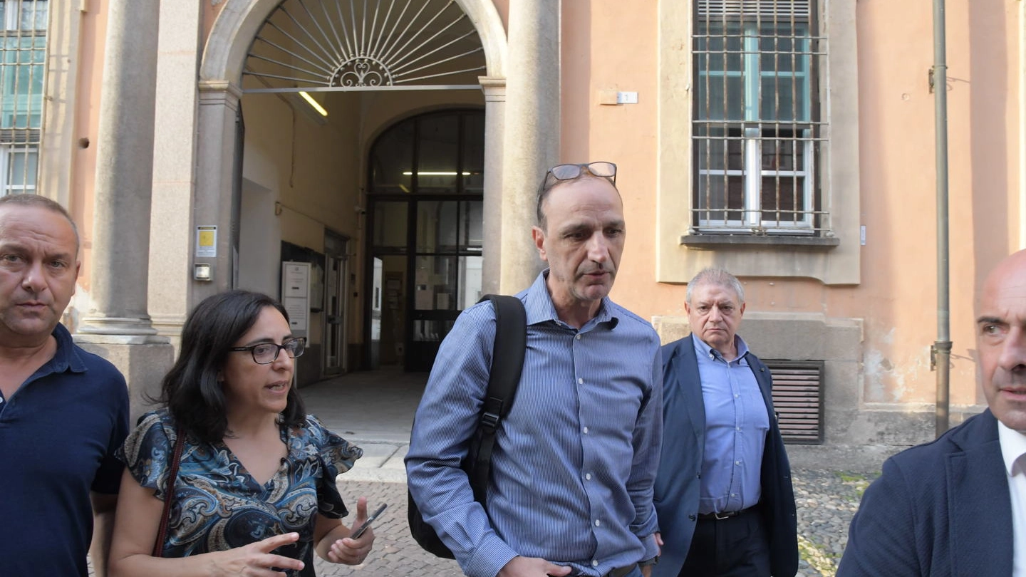 Shmuel Peleg esce dal tribunale di Pavia insieme ai suoi legali