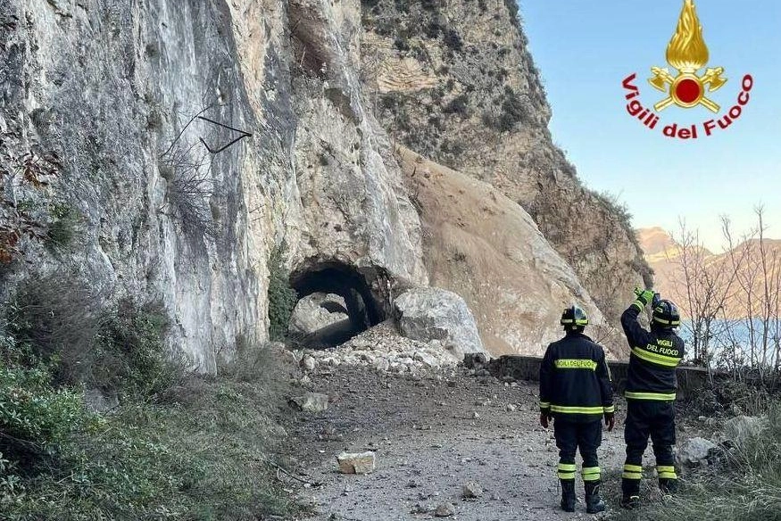 Frana piomba nel Garda. Chiusa la strada per Tremosine. Si è temuto il peggio