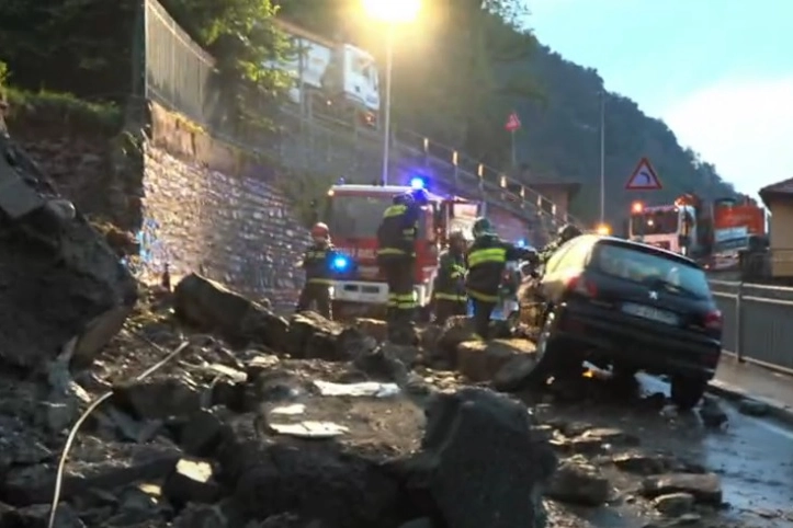 Il muro crollato sulla strada ad Argegno