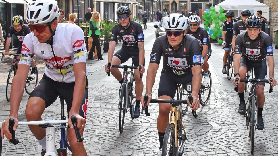 La carovana in bicicletta contro la fibrosi cistica