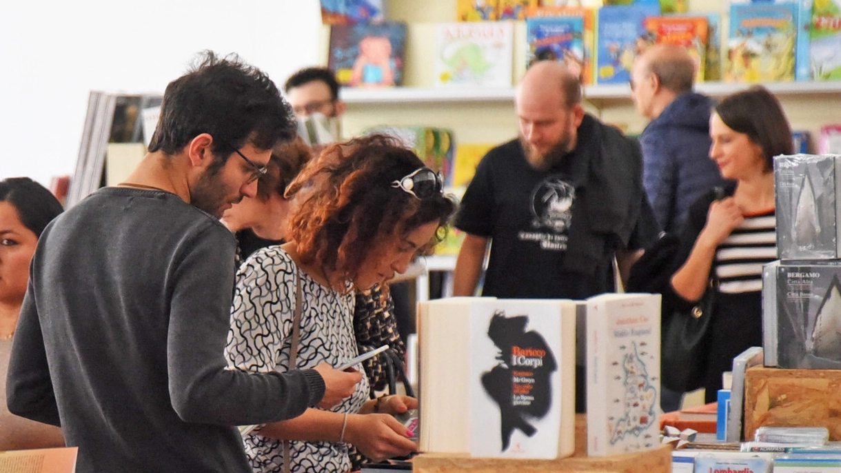 Aperto l’evento di settore più antico in Italia, sul Sentierone fino al 5 maggio: un centinaio gli incontri con gli autori
