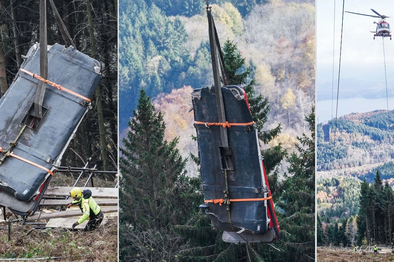 Le operazioni di rimozione della cabina della funivia del Mottarone (combo ansa)