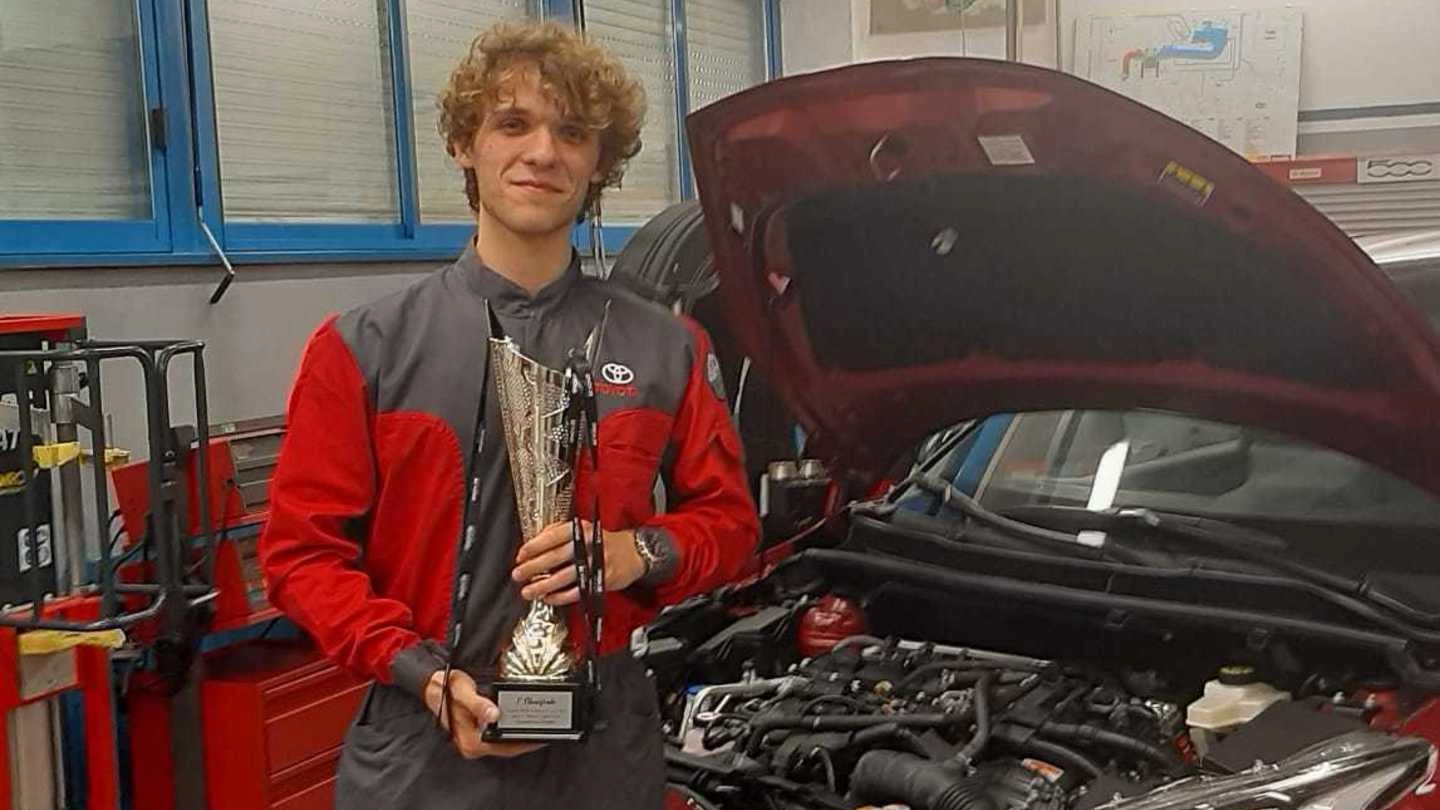 Luca Ferri, 18 anni, con il premio Toyota