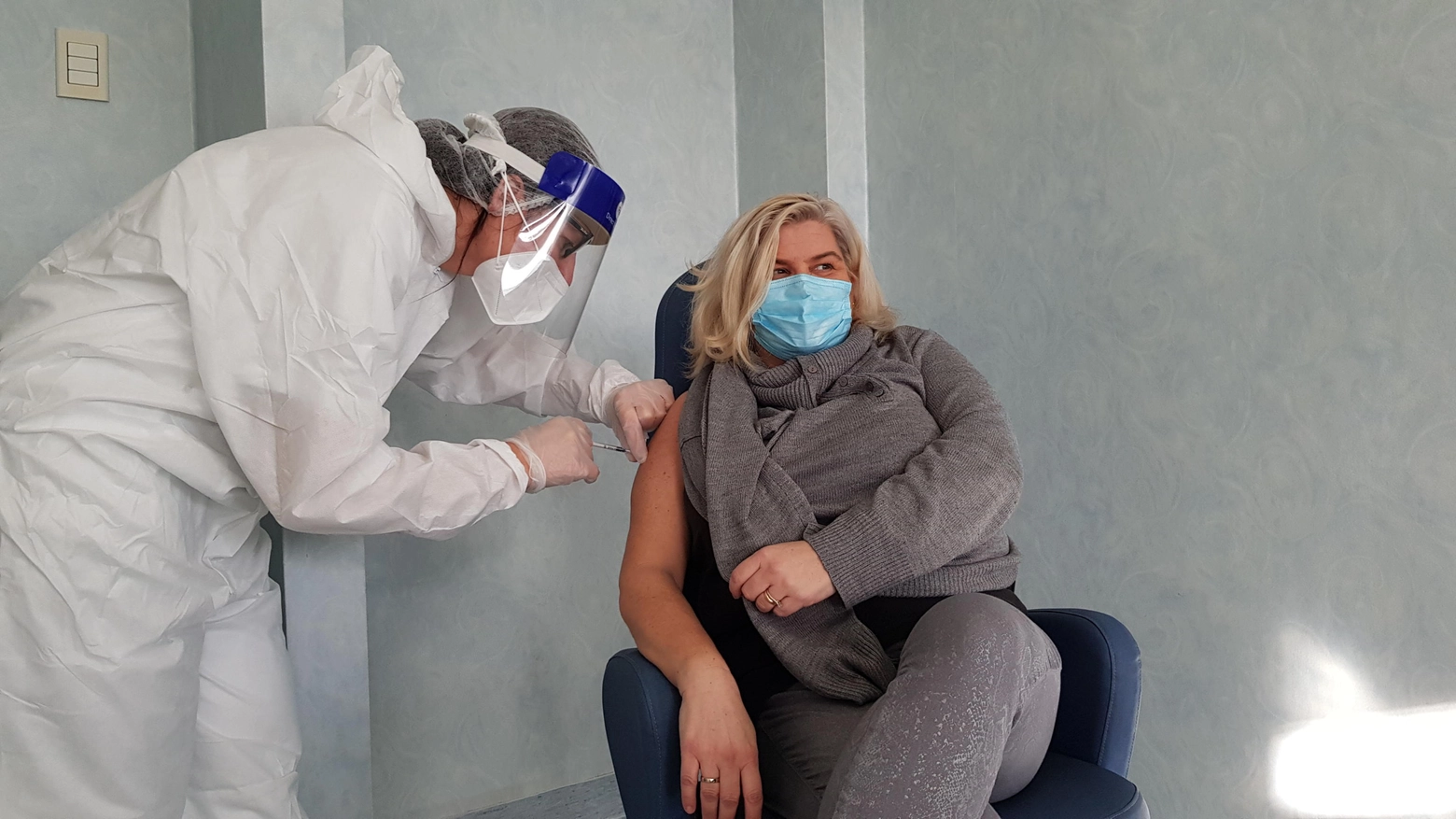 Uno dei 60 volontari dell'Asst Bergamo Ovest vaccinati a Treviglio