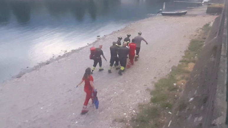 I soccorritori in riva all'Adda (foto dei Vigili del fuoco di Lecco)