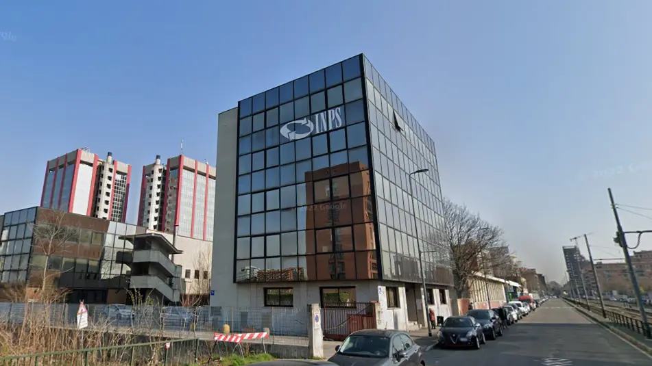 Il palazzo dell'Inps in via Gonin 58, dove è avvenuto l'incidente Il palazzo dell'Inps in via Gonin 58, dove è avvenuto l'incidente