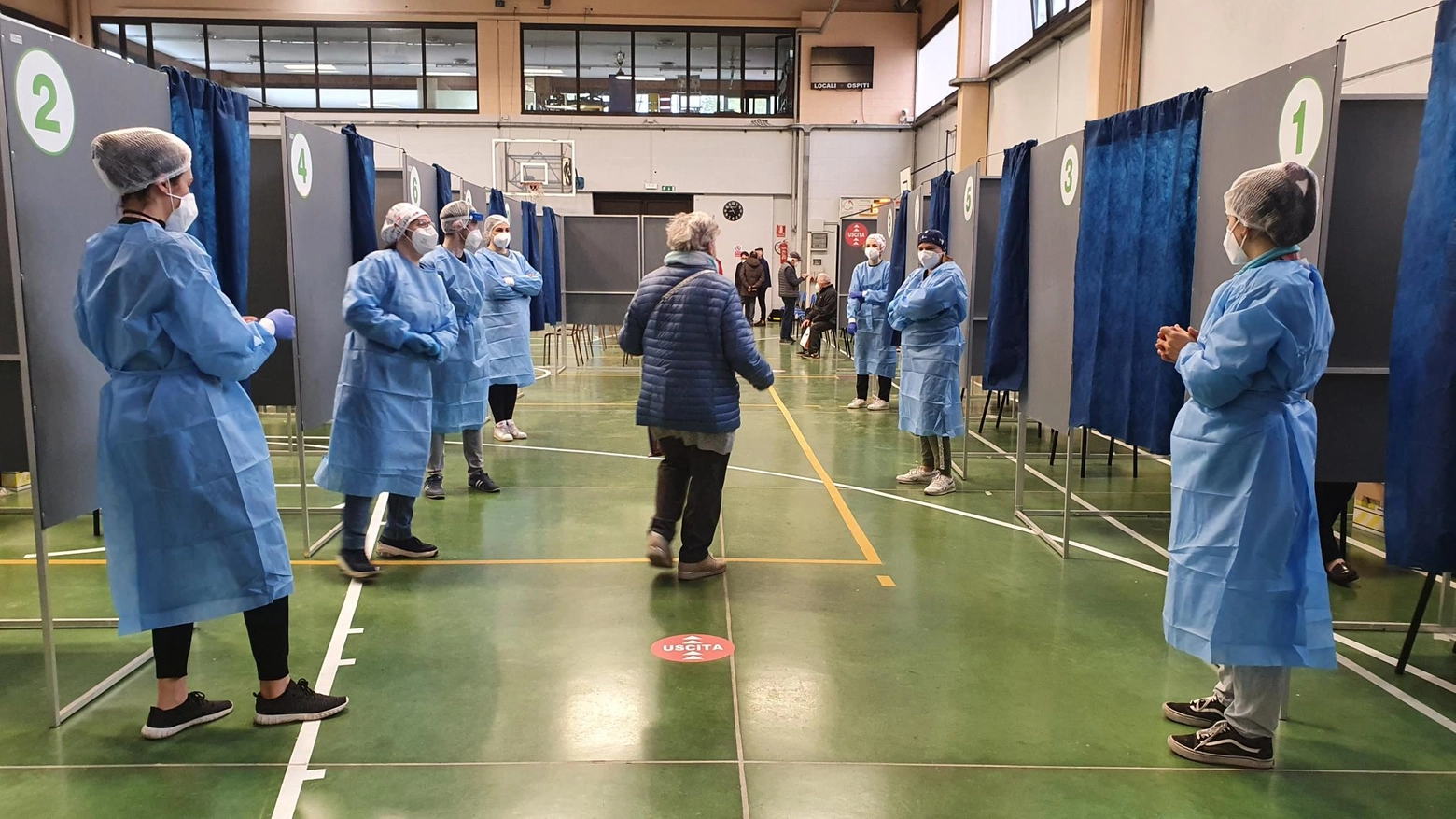 Le infermiere al lavoro nel nuovo punto vaccinale di Paderno Dugnnao