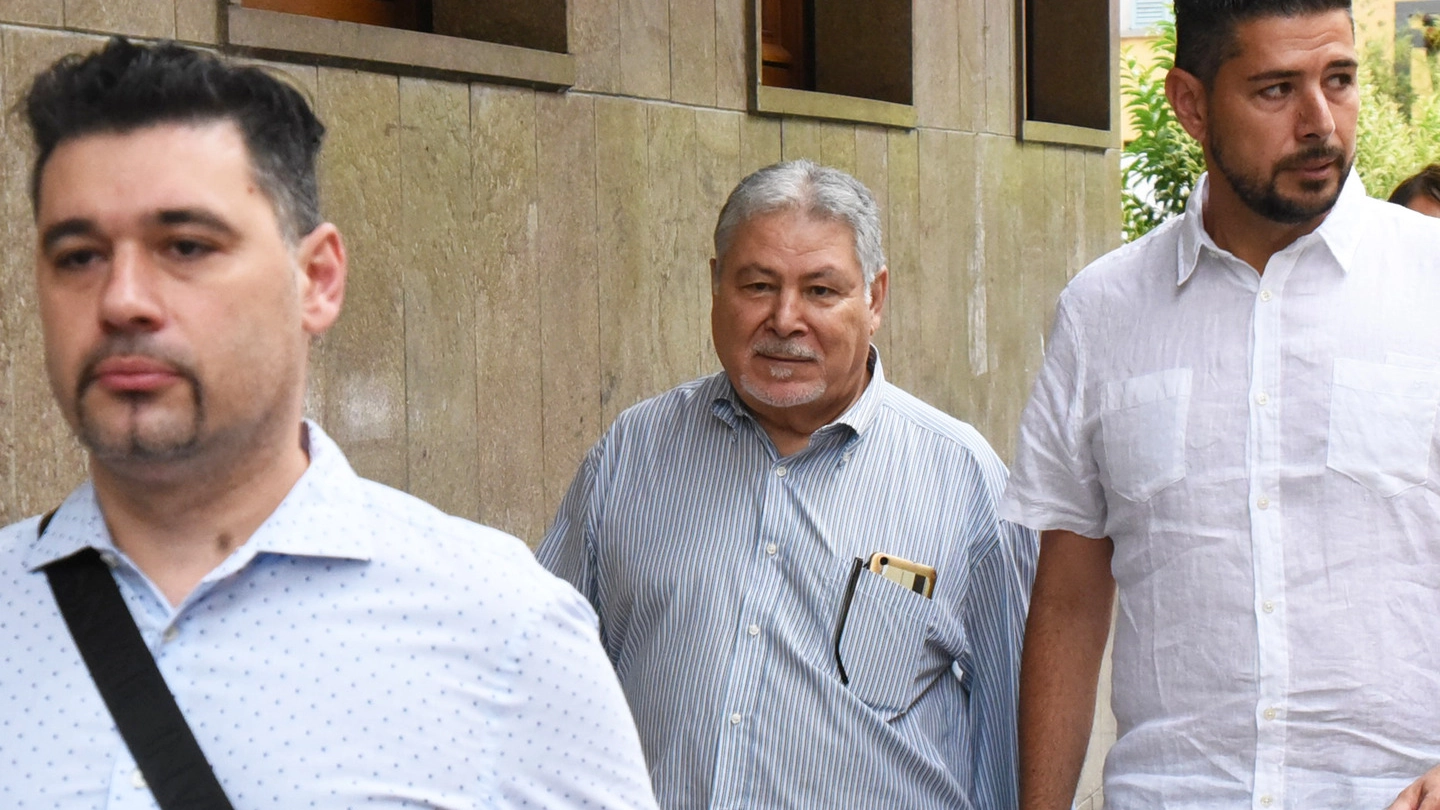Antonio Tizzani (al centro) arriva in Tribunale con i due figli 