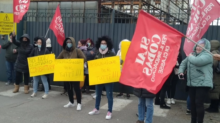 La protesta delle operaie ai cancelli del salumificio Beretta avvenuta l’8 marzo
