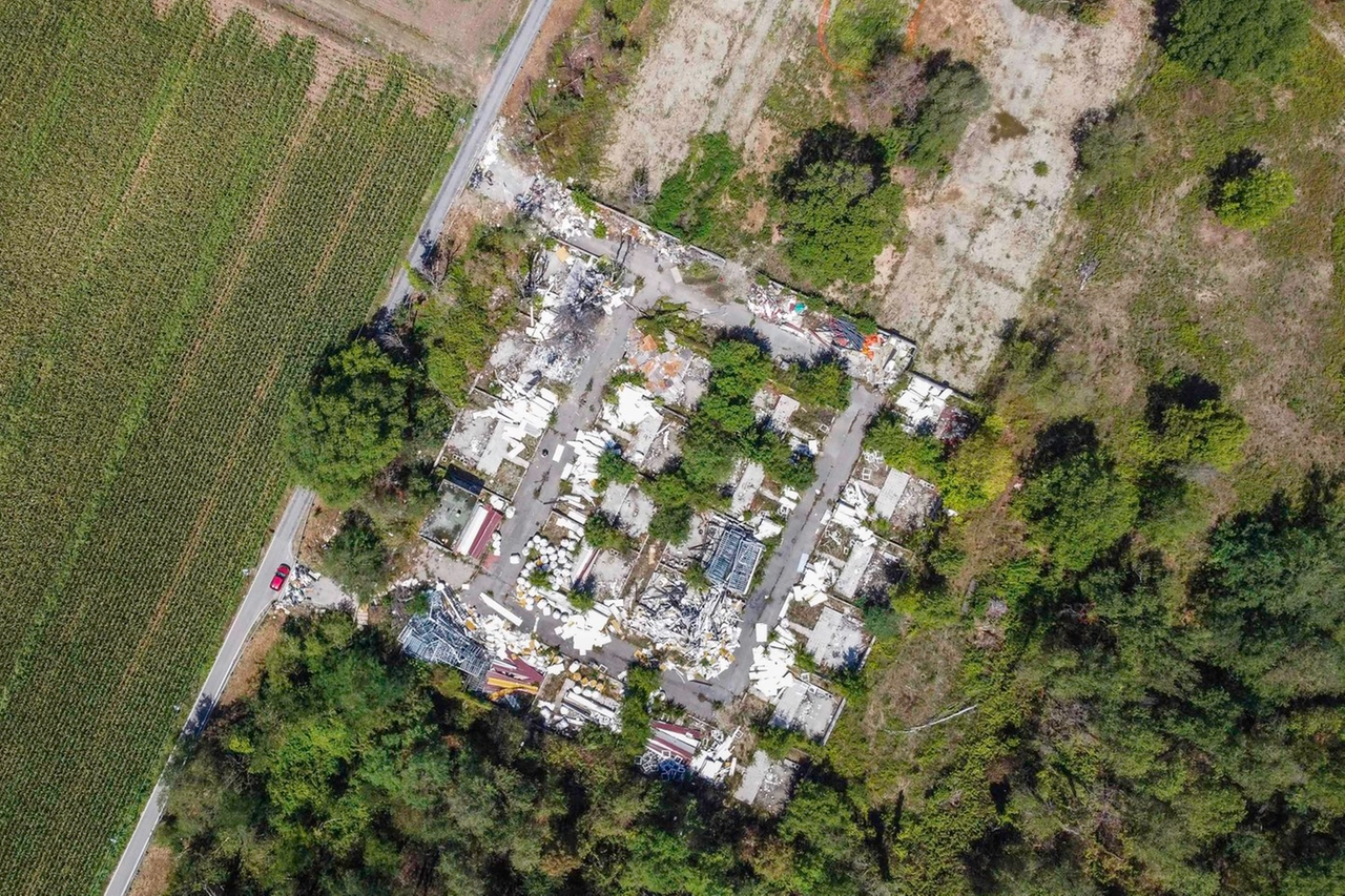 L'area piena di rifiuti: l'immagine scattata dal drone