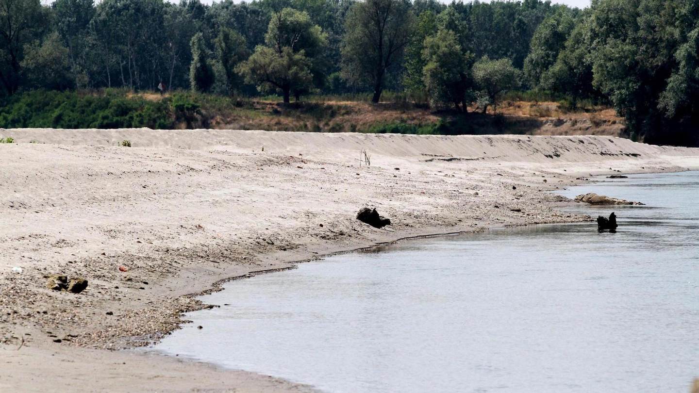 Il fiume Po in secca nella zona di Parma (Ansa)