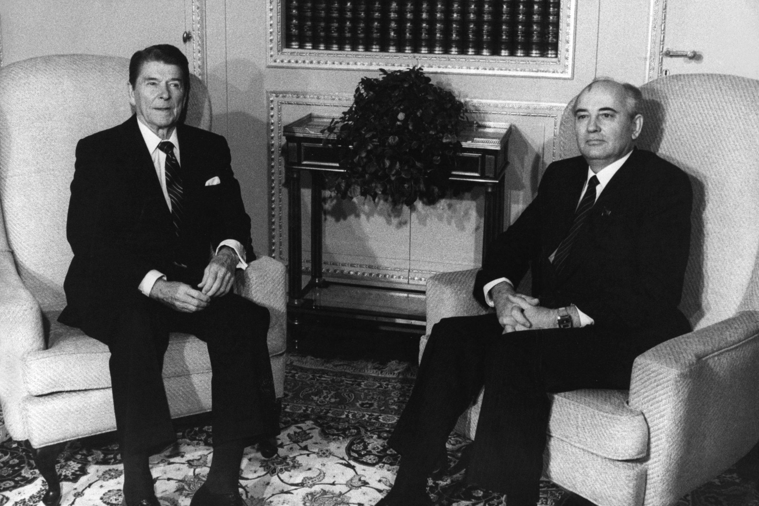 Mikhail Gorbachev con Ronald Reagan