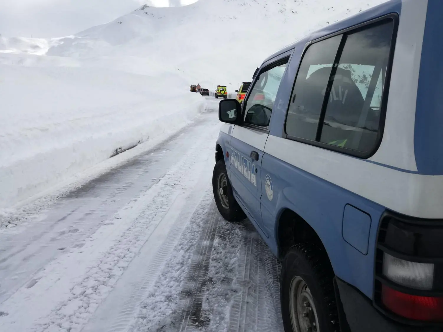 In 200 bloccati al passo dello Stelvio, portati a valle i primi gruppi di persone / VIDEO