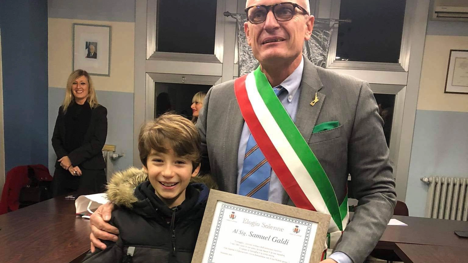 Samuel Galdi, 11 anni, premiato dal sindaco di Lardirago Cristiano Migliavacca  