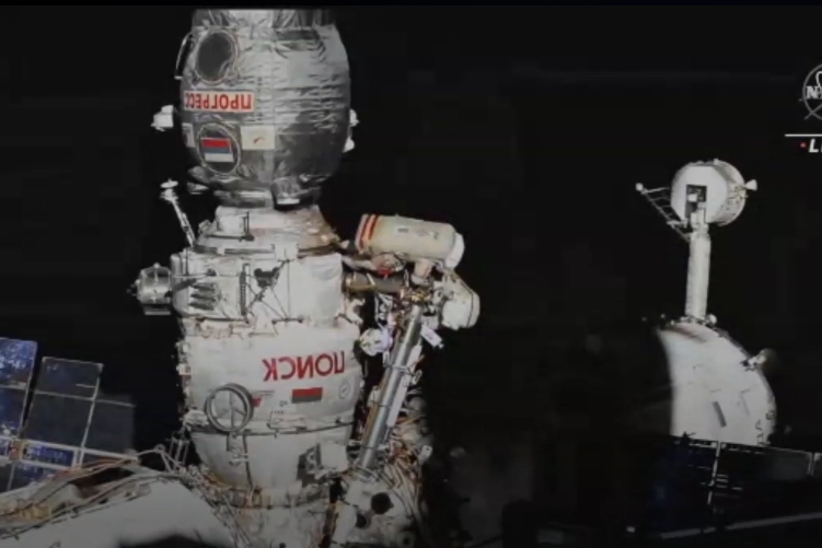 I due cosmonauti fuori dalla Stazione Spaziale