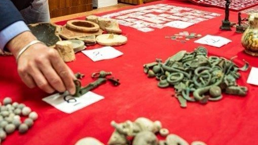 I reperti ritrovati dai carabinieri del Nucleo tutela patrimonio culturale di Monza I reperti ritrovati dai carabinieri del Nucleo tutela patrimonio culturale di Monza