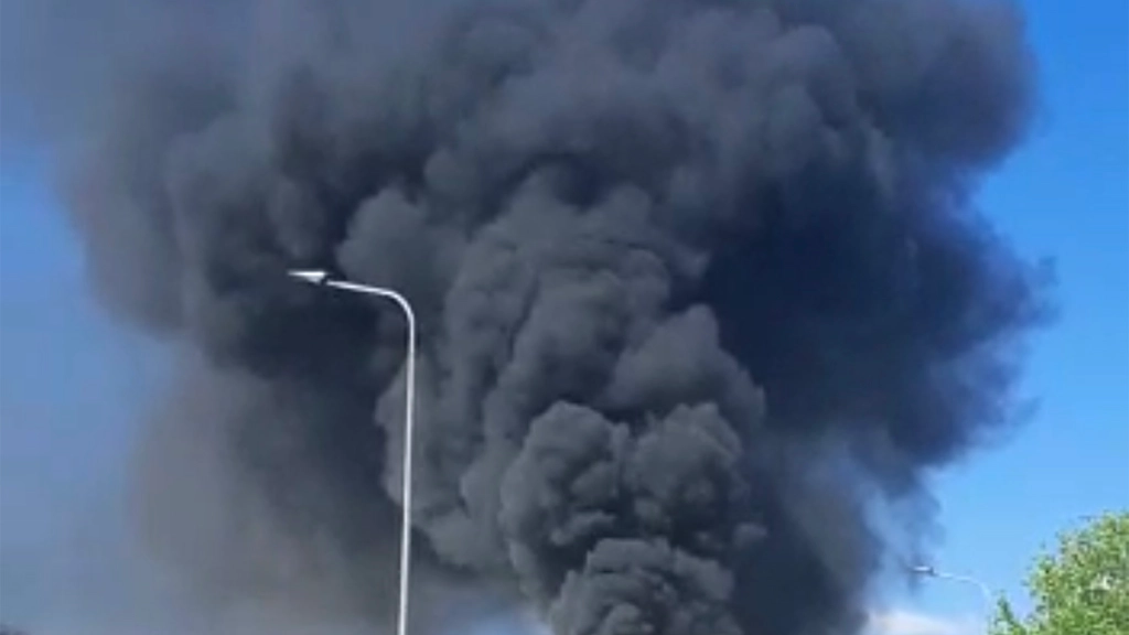 Rozzano, un grande incendio ha distrutto i capannoni ed i mezzi di Area sud Milano