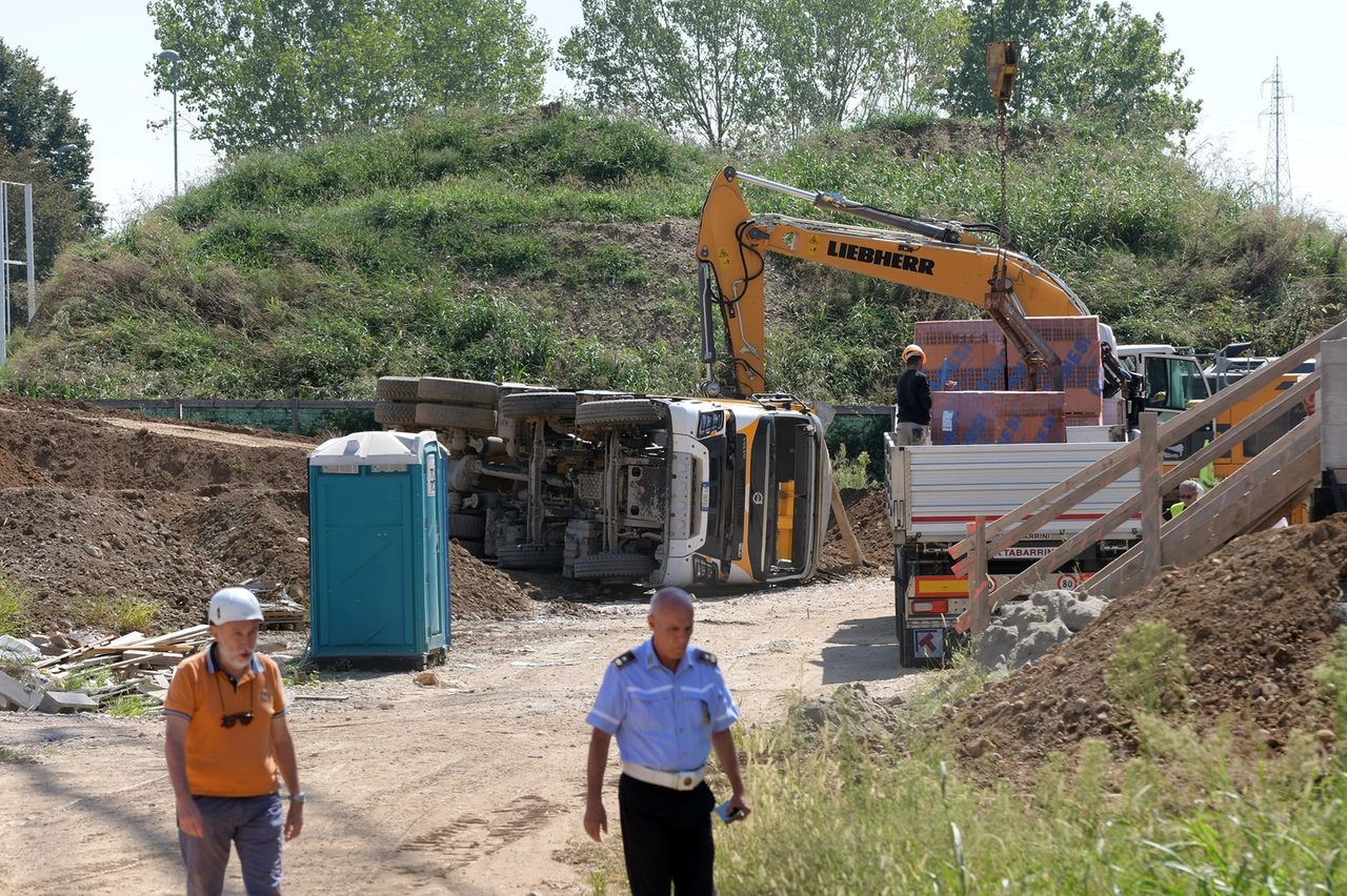 Il camion ribaltato a Gessate