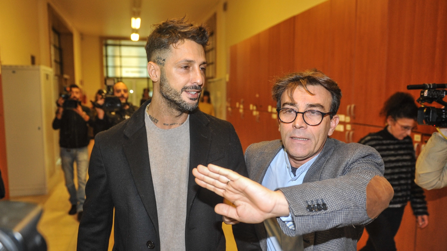 Fabrizio Corona con il suo avvocato all'arrivo in tribunale a Milano (LaPresse)