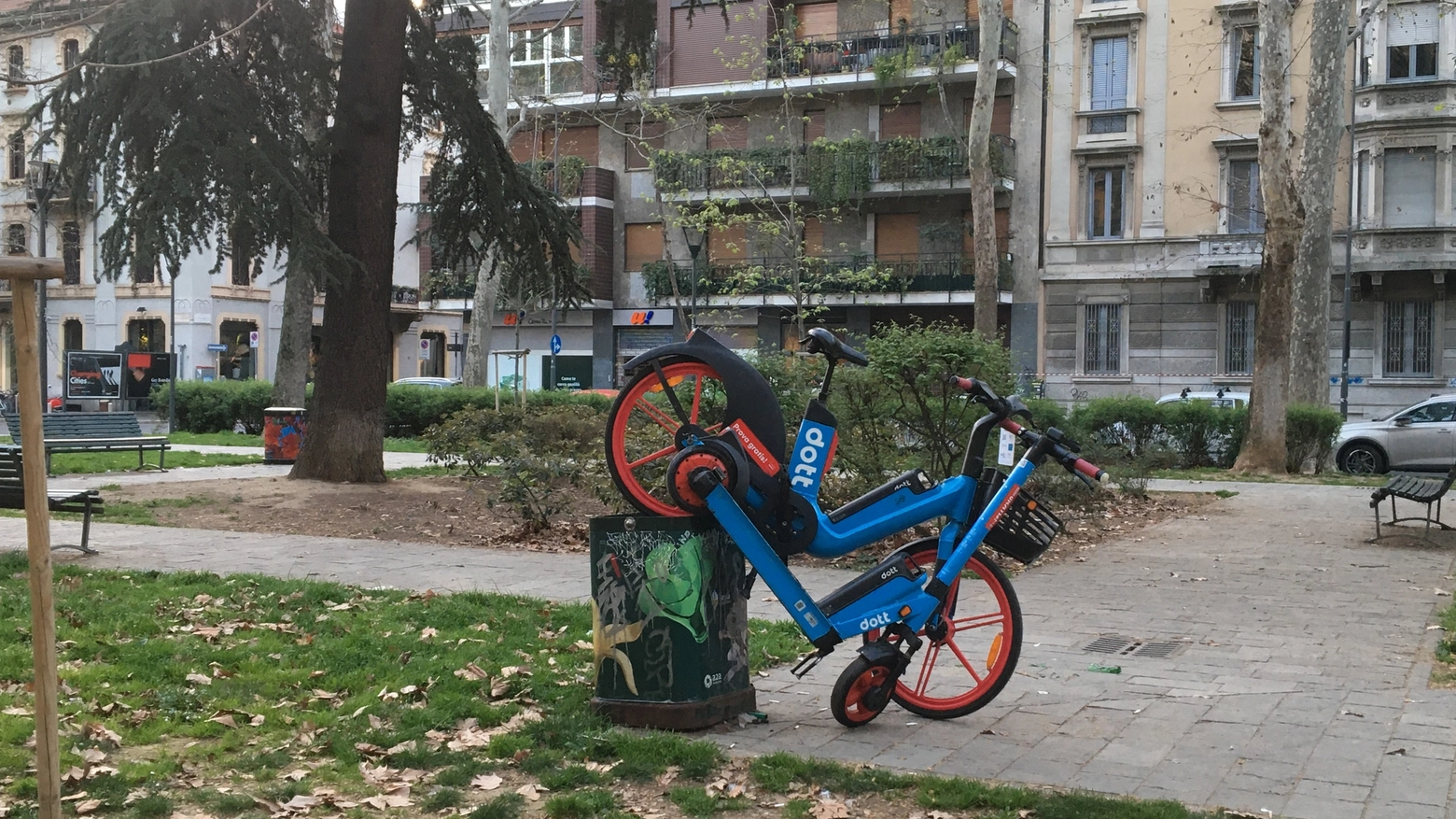 Piazzale Lavater, monopattino e bici elettrica dello sharing posteggiati "nel cestino"