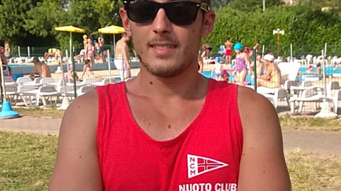Simone Maggioni bagnino stagionale di 34 anni alla piscina comunale di Rosate