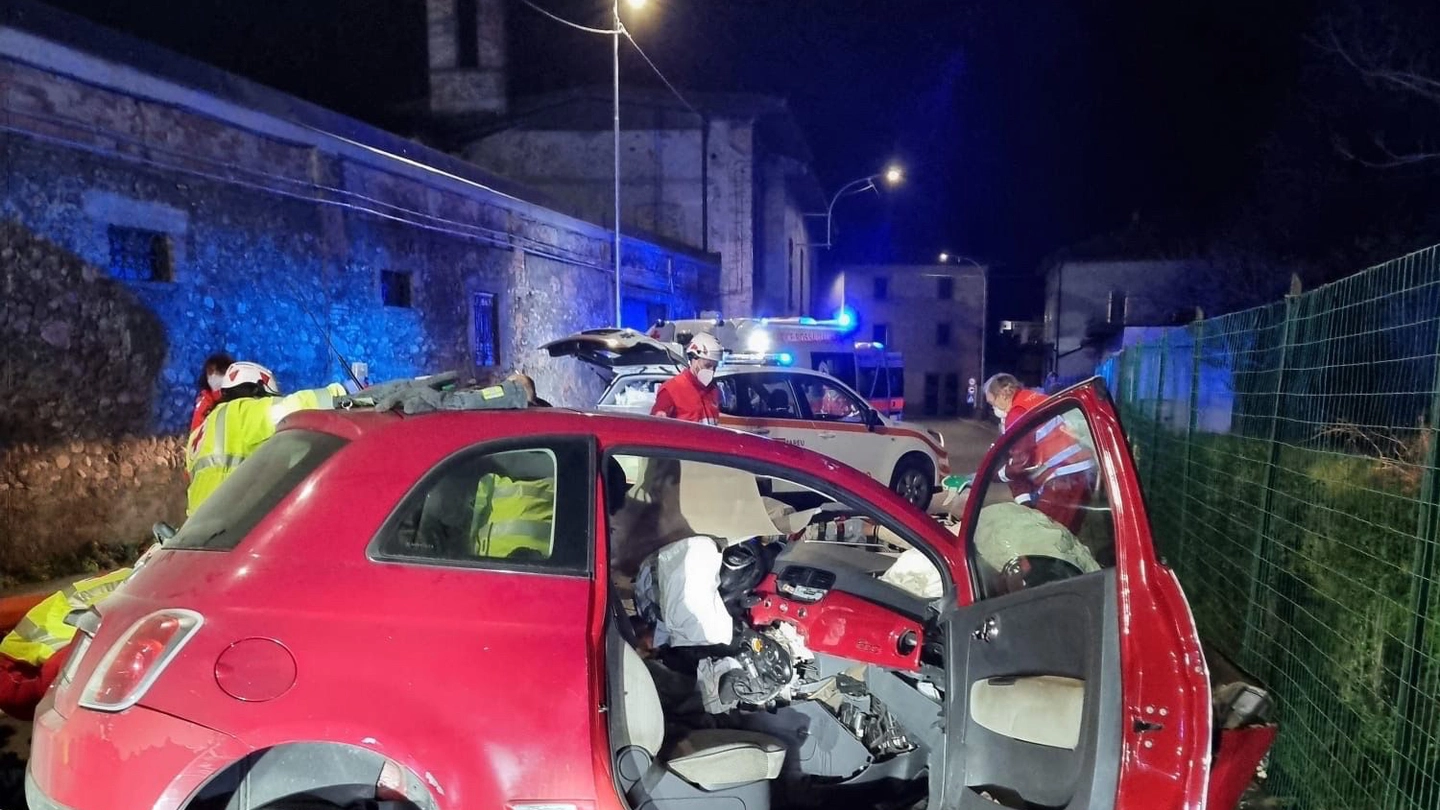 Ancora un incidente mortale nella Bergamasca: l’auto finita contro il muro