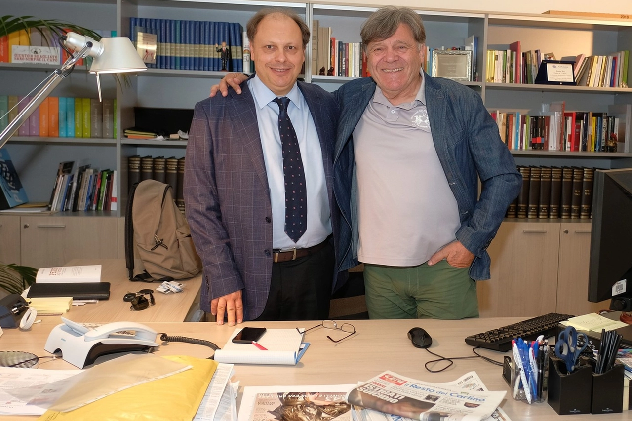 ALBUM Beppe Carletti nel verde  del terrazzo de «Il Giorno» e l’artista con il cofanetto  di tutta una vita dal titolo «I Nomadi 1965-1979. Diario di viaggio di Augusto e Beppe» A sinistra Carletti  con il direttore Sandro Neri durante la visita alla nostra sede A destra con Marco Mangiarotti nel corso dell’intervista