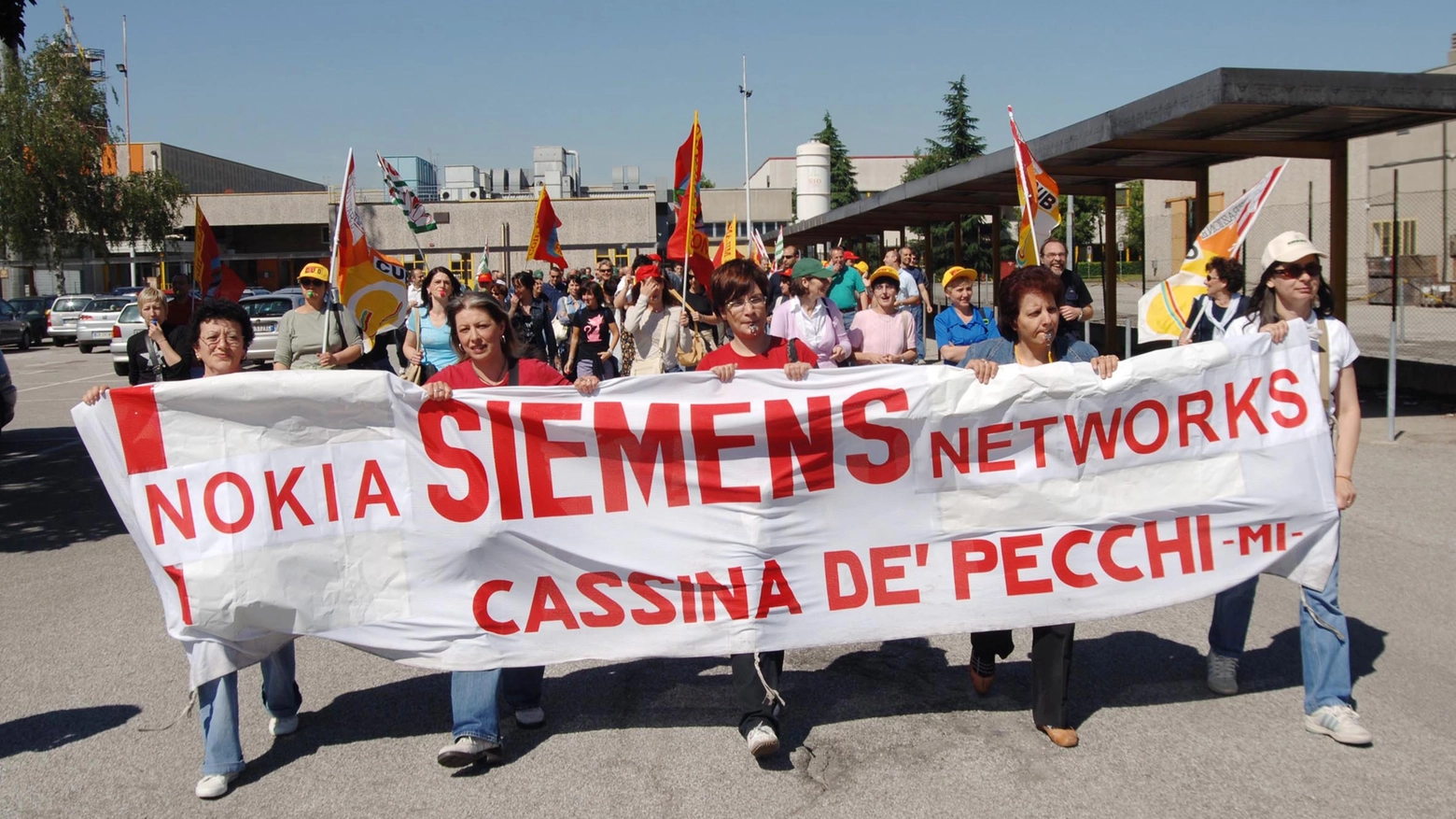 Una protesta dei lavoratori dell'ex Nokia Siemens (Newpress)