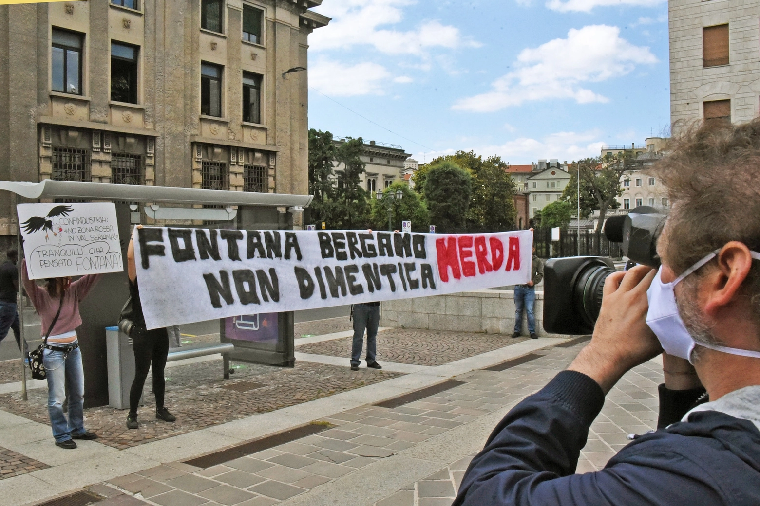 Bergamo, protesta contro Attilio Fontana (Foto De Pascale)