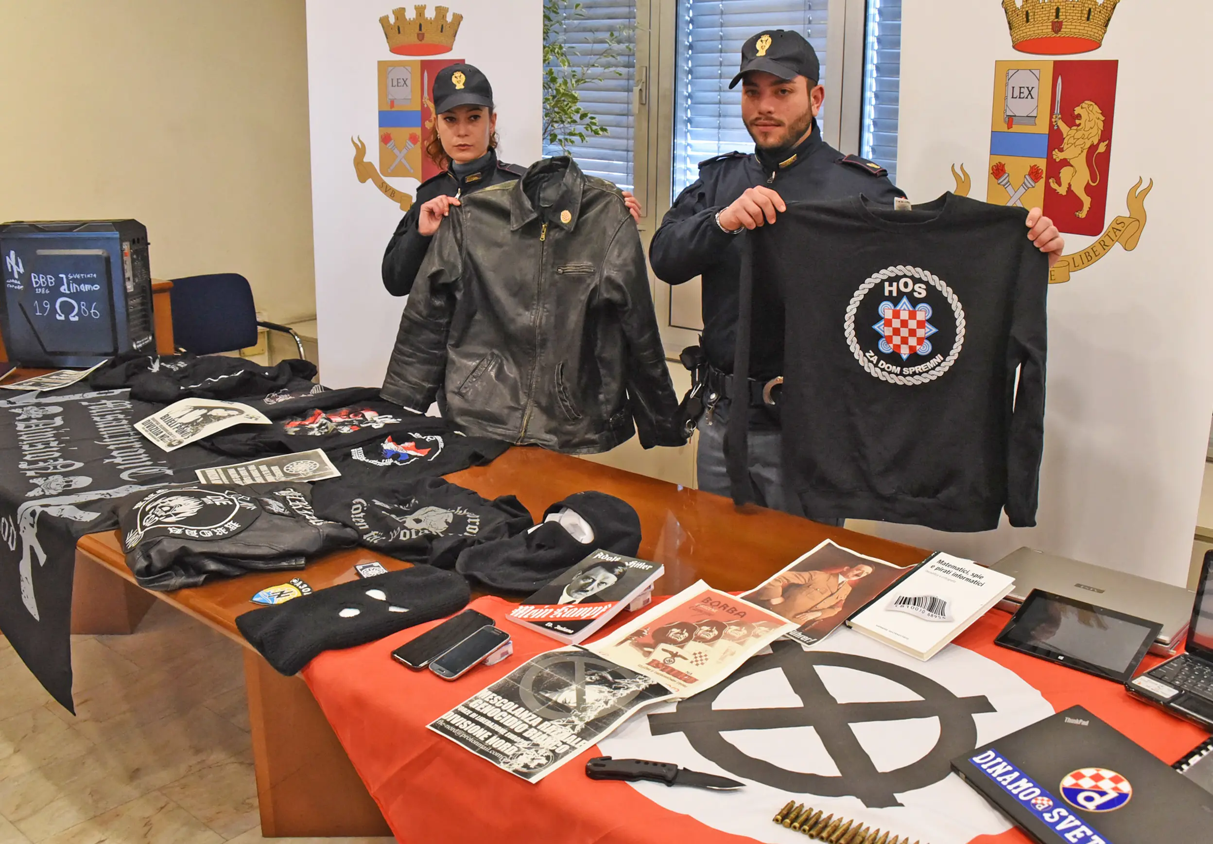 Bergamo, fa volantinaggio con materiale neonazista: fermato 22enne