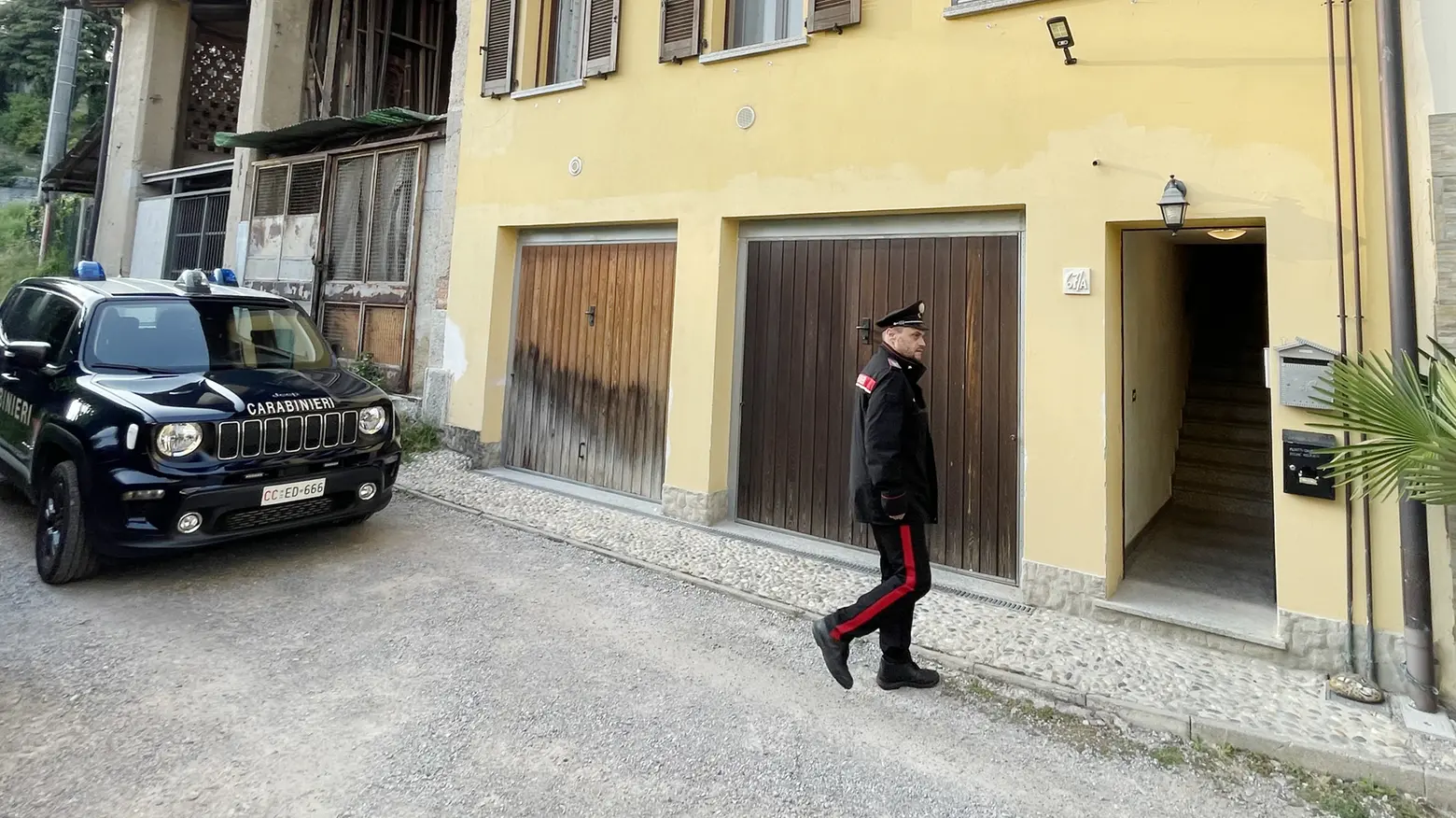 I carabinieri sul luogo della tragedia a Inverigo I carabinieri sul luogo della tragedia a Inverigo