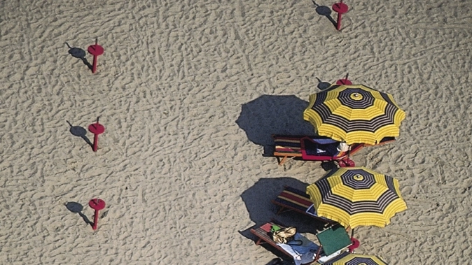 Lettini e ombrelloni in spiaggia a Rimini (Dire)